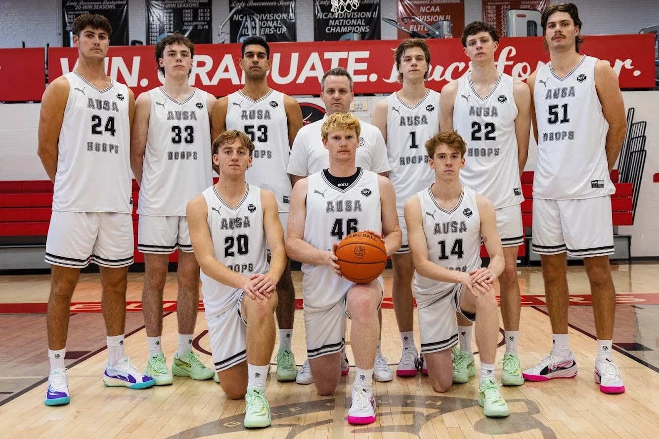 AUSA Hoops team huddle in Australia jerseys