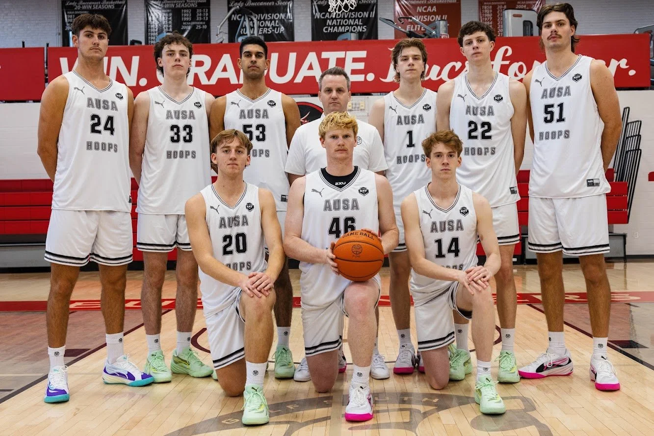 AUSA Hoops team huddle in Australia jerseys