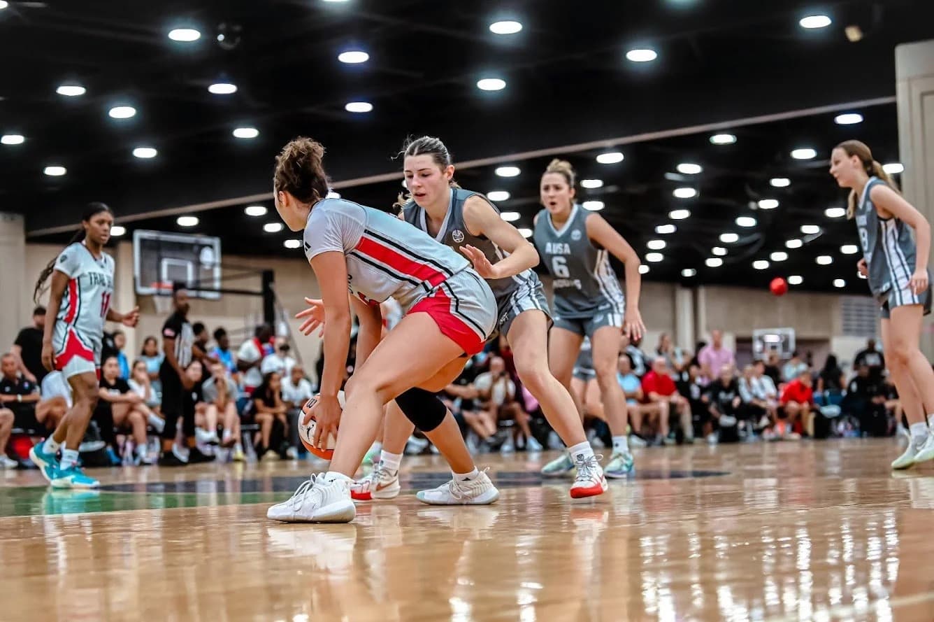 An AUSA Hoops player driving to the basket at a US AAU tournament