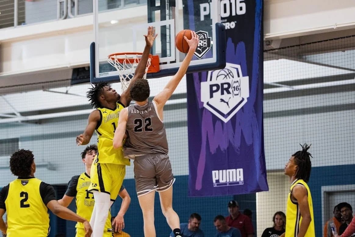 AUSA Hoops player #22 going up against a Louisville Elite defender at the PR16 PUMA tournament